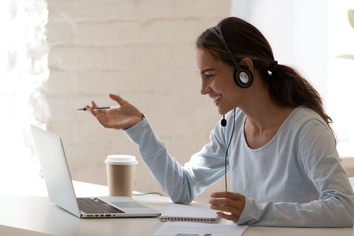 Frau vor Computer lernt online
